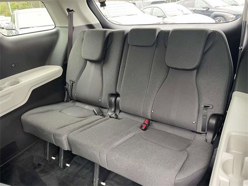 Used 2023 Kia Carnival LX image 10