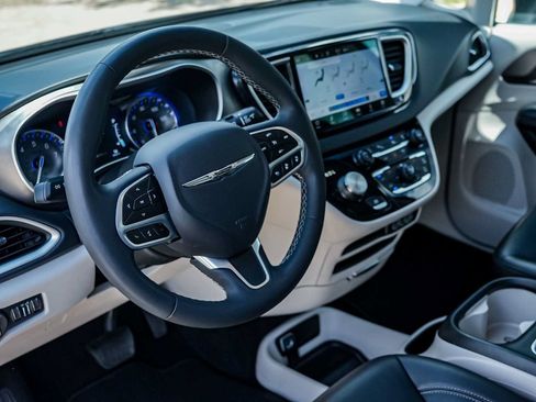 Used 2023 Chrysler Pacifica Touring-L FWD image 8