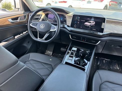 Used 2025 Volkswagen Atlas SE FWD image 12