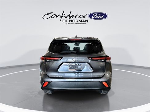 Used 2024 Toyota Highlander LE image 7