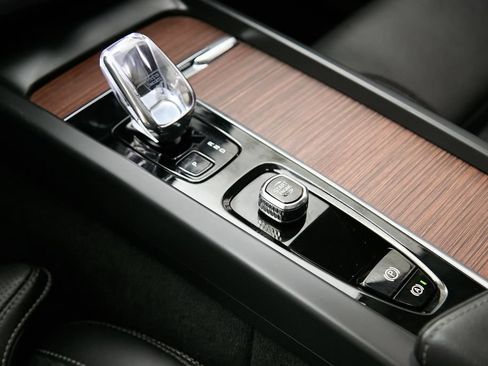 Certified 2023 Volvo XC60 T8 Ultimate w/ Climate Package AWD/4WD image 17
