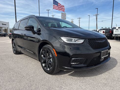 New 2026 Chrysler Pacifica Select w/ S Appearance Package FWD image 7