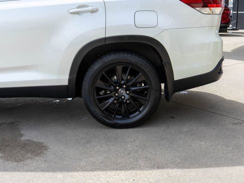 Used 2019 Toyota Highlander SE image 32