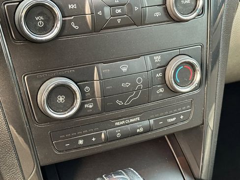 Used 2018 Ford Explorer XLT image 21