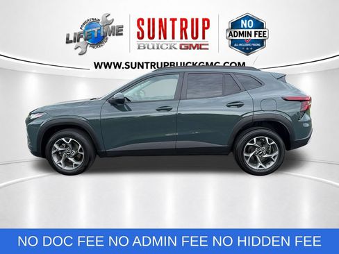 Used 2025 Chevrolet Trax LT FWD image 2