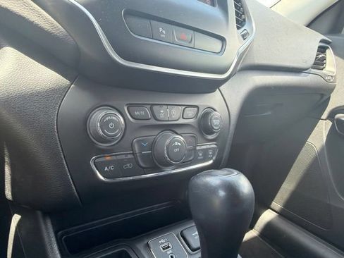 Used 2020 Jeep Cherokee Latitude Plus FWD image 16