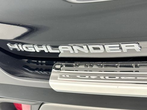 Used 2024 Toyota Highlander Platinum image 9