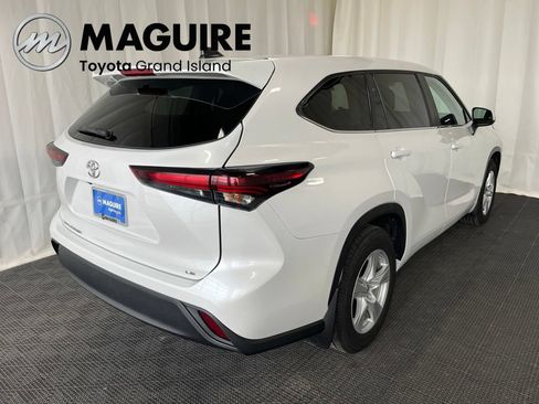 Used 2024 Toyota Highlander LE FWD image 31