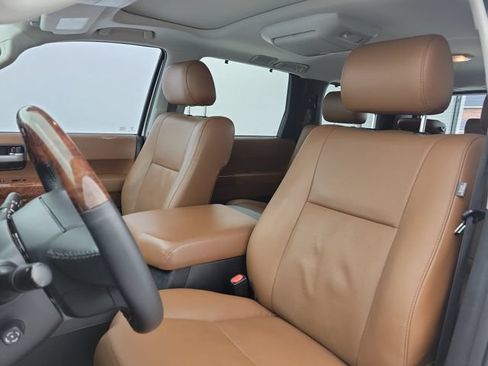 Used 2018 Toyota Sequoia Platinum RWD image 16