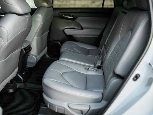 Certified 2023 Toyota Highlander XLE image 20