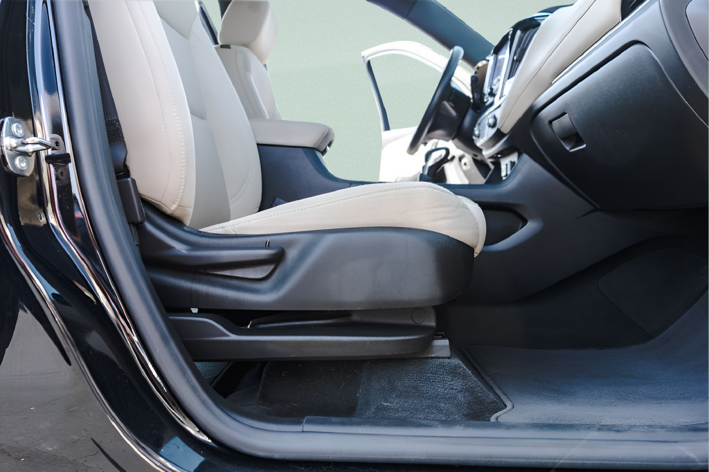 Used 2023 Chevrolet Traverse LS FWD image 11
