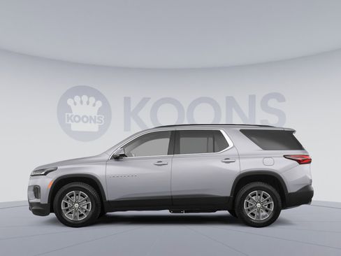 Used 2023 Chevrolet Traverse LT image 2