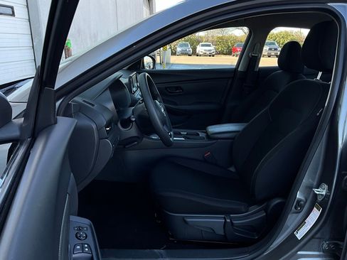 Used 2025 Nissan Sentra S image 9