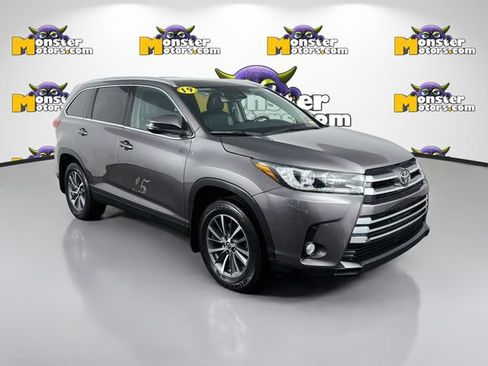 Used 2019 Toyota Highlander XLE AWD/4WD image 3