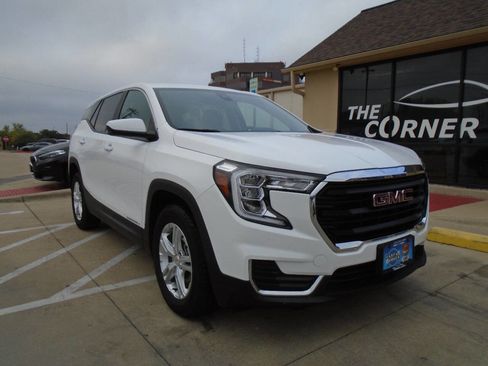 Used 2024 GMC Terrain SLE image 1