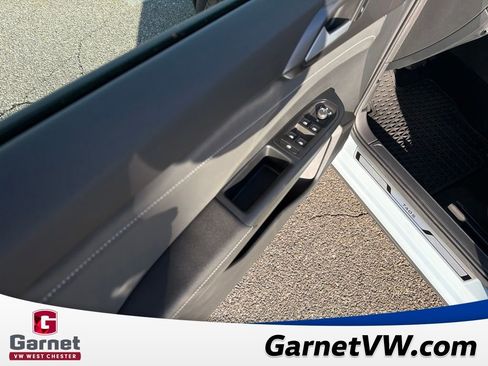 Certified 2025 Volkswagen Taos SE image 12
