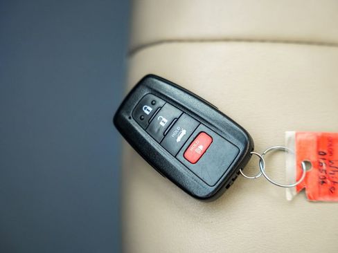 Used 2020 Toyota Avalon XLE w/ Moonroof Package image 46