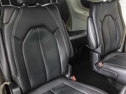 Used 2022 Chrysler Pacifica Touring-L image 42