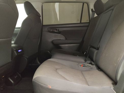 Used 2021 Toyota Highlander LE AWD/4WD image 18