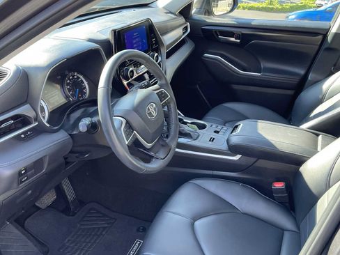 Certified 2024 Toyota Highlander XLE AWD/4WD image 9