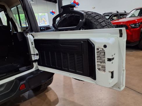 Used 2019 Jeep Wrangler Unlimited Sahara AWD/4WD image 18
