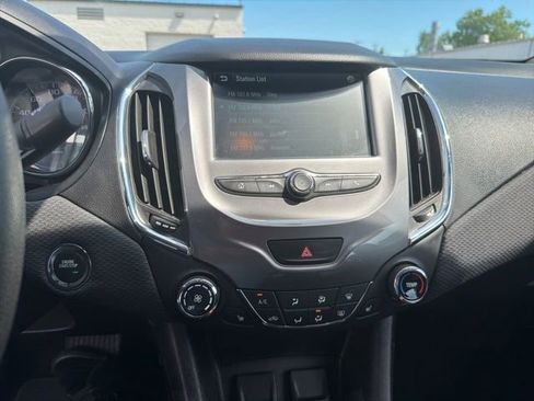 Used 2018 Chevrolet Cruze LT w/ Convenience Package FWD image 13
