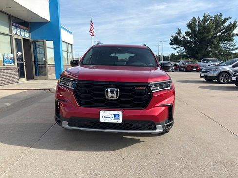 Used 2025 Honda Pilot TrailSport image 2