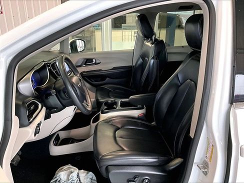 Used 2023 Chrysler Pacifica Touring-L FWD image 10