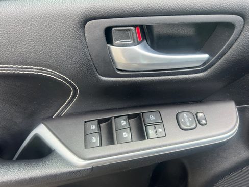 Used 2017 Toyota Camry XLE w/ Moonroof Package image 11
