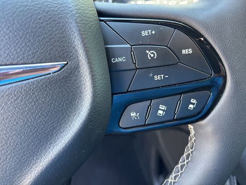 Used 2025 Chrysler Pacifica Limited FWD image 15