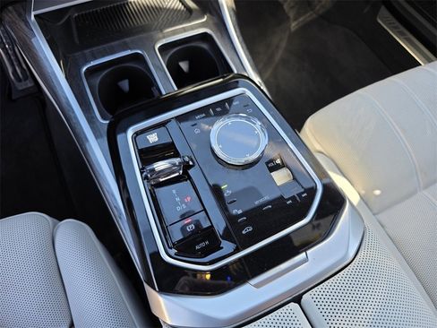 Certified 2025 BMW 740i w/ Premium Package image 27