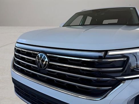 Used 2025 Volkswagen Atlas SE image 2
