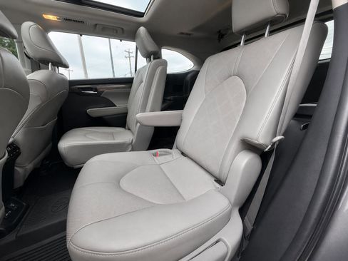Used 2022 Toyota Highlander Platinum AWD/4WD image 12