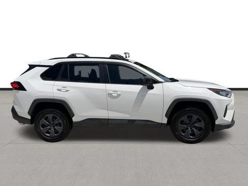 Used 2021 Toyota RAV4 LE FWD image 4