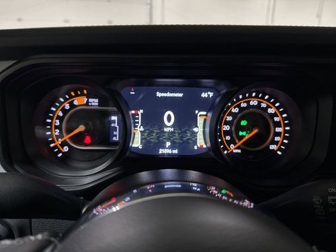 Used 2025 Jeep Wrangler Unlimited Sahara AWD/4WD image 12