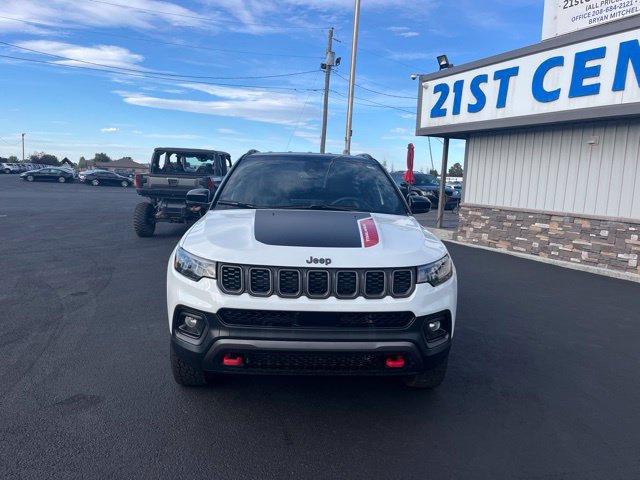 Used 2025 Jeep Compass Trailhawk AWD/4WD image 2