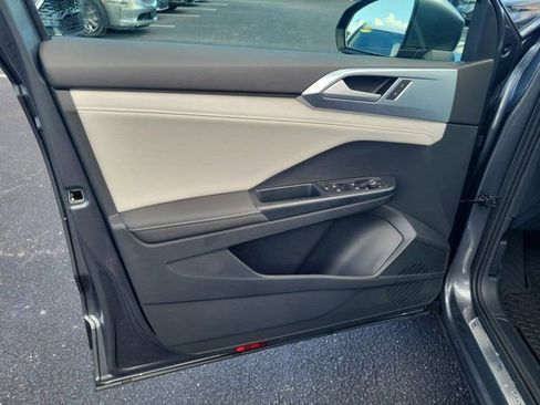 Certified 2025 Volkswagen Taos SE FWD image 15