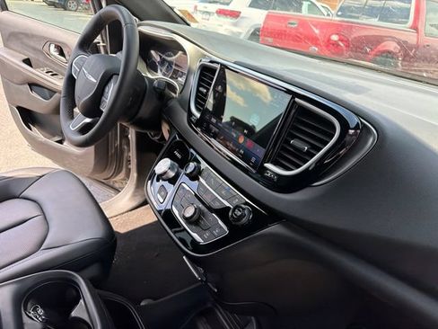 Used 2025 Chrysler Pacifica Select FWD image 29