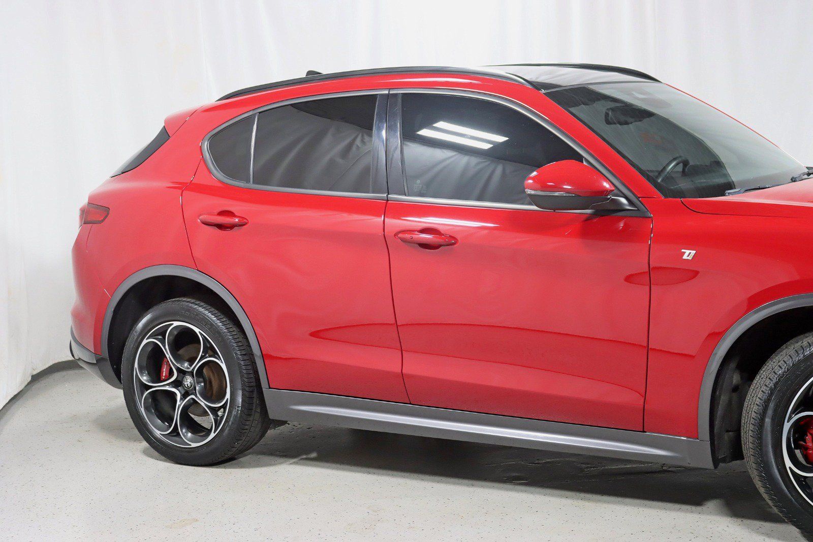 Used 2022 Alfa Romeo Stelvio Ti AWD/4WD image 3