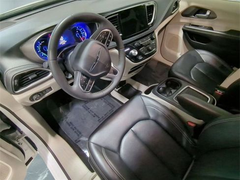 Used 2024 Chrysler Pacifica Select image 10