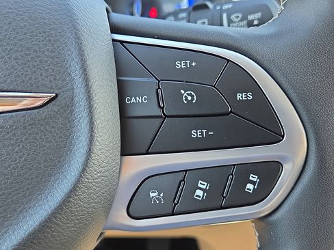 Used 2023 Chrysler Pacifica Touring-L image 22