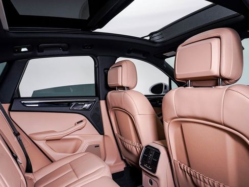 Certified 2025 Porsche Macan image 16