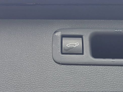Used 2023 Toyota Highlander XLE AWD/4WD image 7