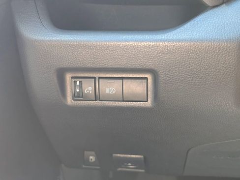 Used 2021 Toyota RAV4 LE AWD/4WD image 17