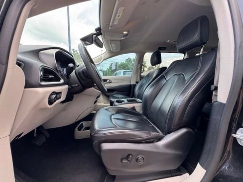 Used 2022 Chrysler Pacifica Touring-L FWD image 10