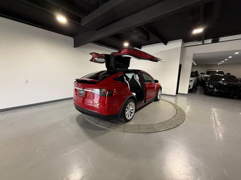 Used 2018 Tesla Model X 75D AWD/4WD image 16