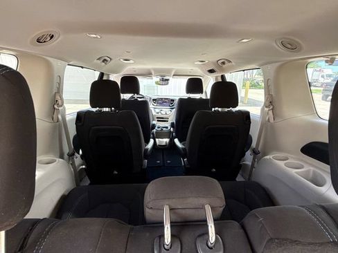 Used 2021 Chrysler Pacifica Touring FWD image 10
