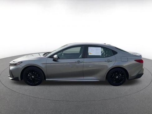 Used 2025 Toyota Camry SE image 9