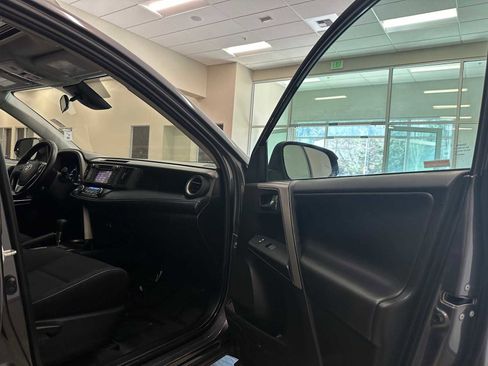 Used 2018 Toyota RAV4 XLE AWD/4WD image 28