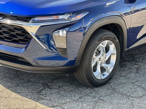 Used 2024 Chevrolet Trax LS w/ LS Convenience Package FWD image 8